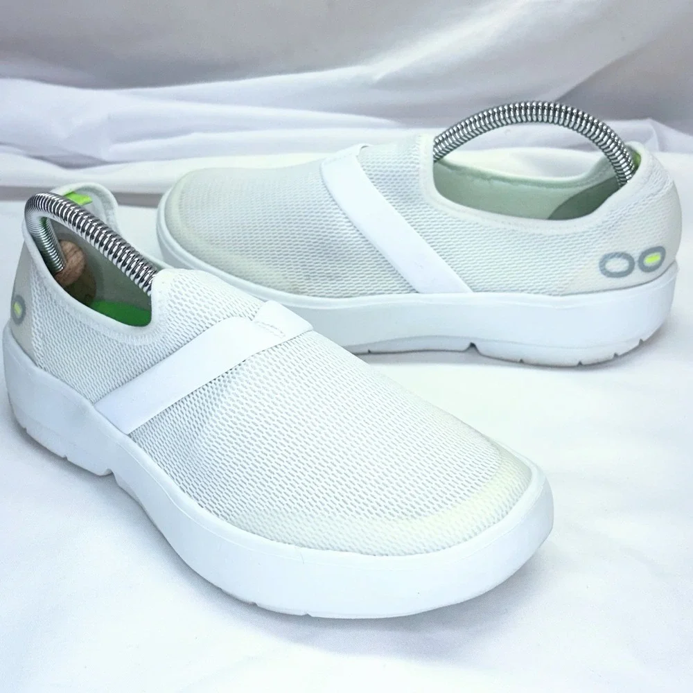 Oofos OOmg eeZee Low Slip-On Shoes Knit White On White Mens Size 7 EU 38